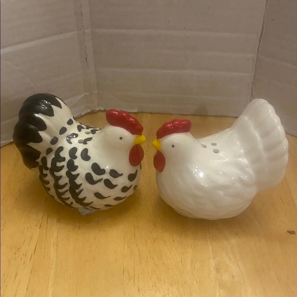 Sur la Table Ceramic Rooster salt & pepper Figurines - NWT
